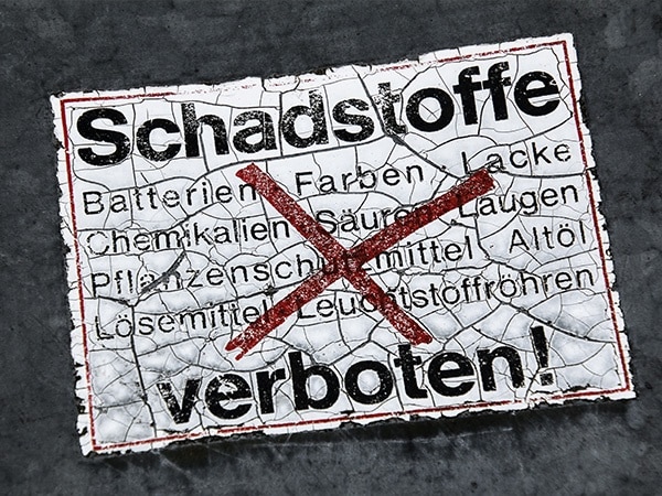 Schild mit Gerfahrenstoff Warnung Dämmstoffe Schadstoffbelastet