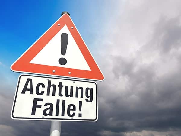 Verkehrsschild und Schild mit Achtung Falle