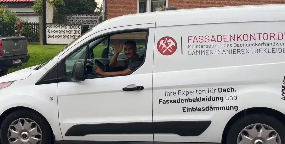 Mitarbeiter winkt aus dem firmenfahrzeug von Fassadenkontor.de - Vorteile und Nachteile Einblasdämmung