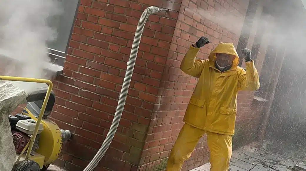 Entfernen durchfeuchteter oder schadhafter Dämmung