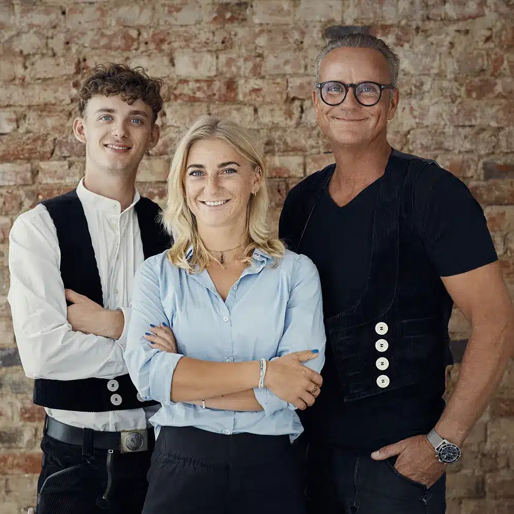 Sandro Hohnemann, Mariella Hohnemann und Olaf Hohnemann von der Fassadenkontor GmbH – Dachdeckermeisterbetrieb und Fachbetrieb für Einblasdämmung in Hannover, Hamburg und Bremen.