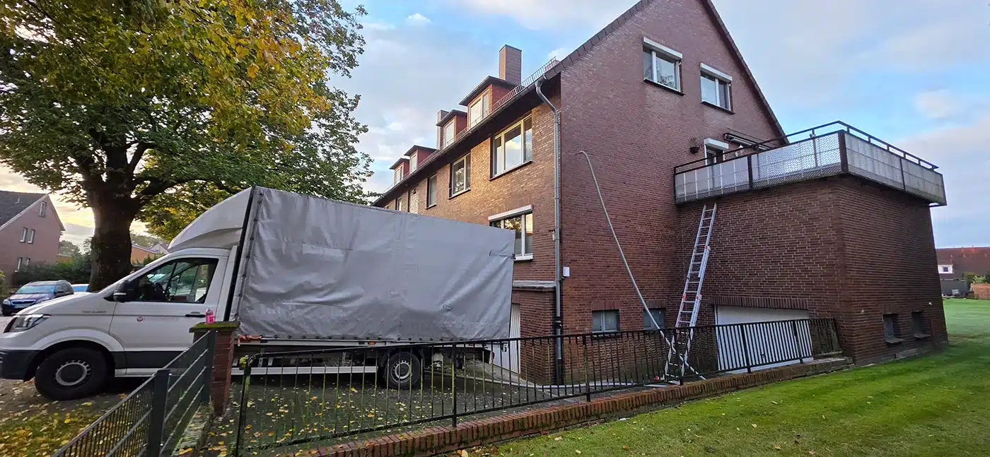 Einblasdämmung Einfamilienhaus von außen mit Fassadenkontor LKW