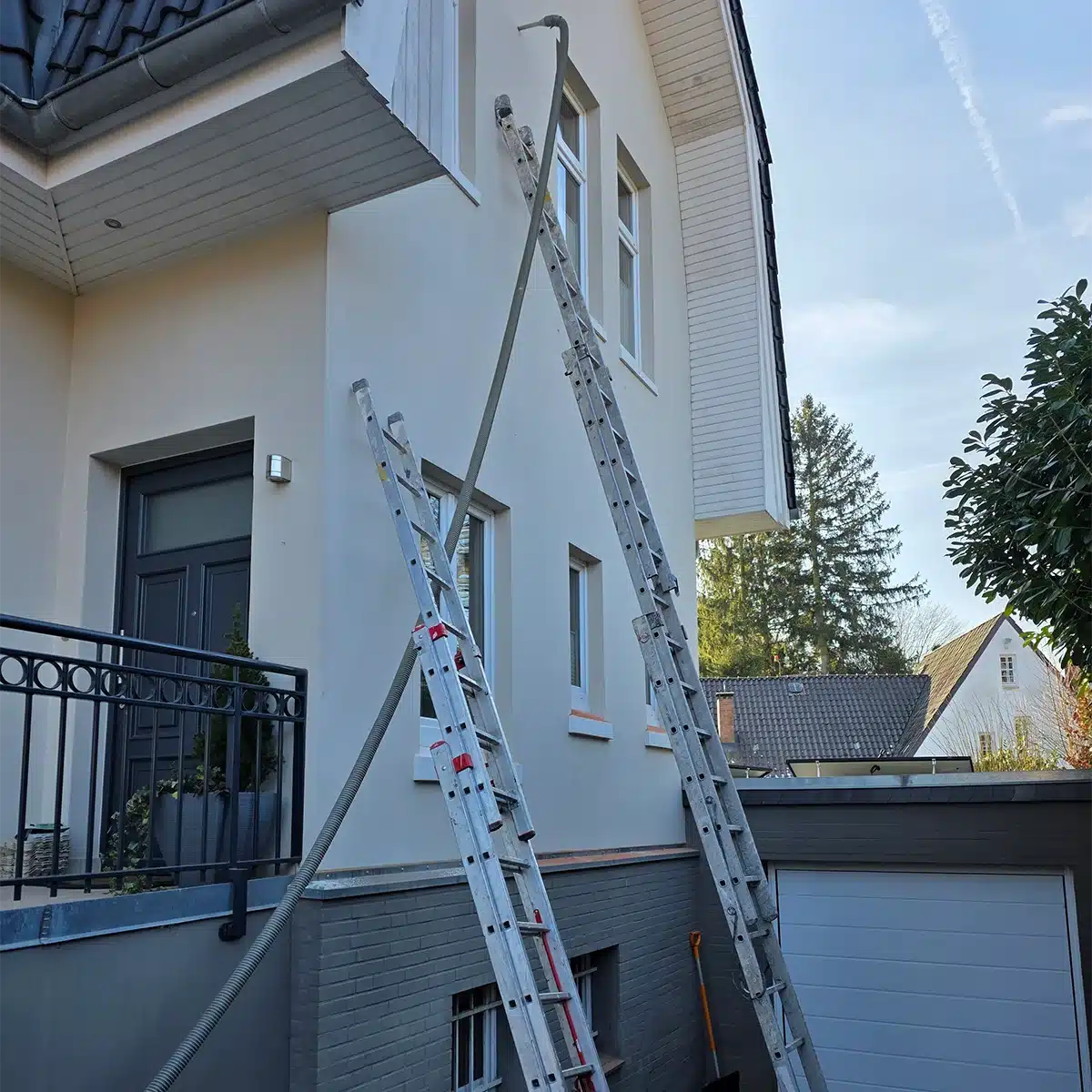 Einblasdämmung Bremen Haus von außen mit Leitern aufgestellt für die Einblasdämmung