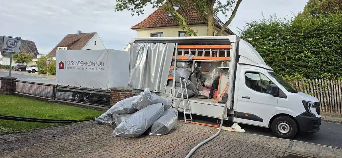 Fassadenkontor LKW vor Haus beim Ausladen von EPS Dämmgranulat für eine Einblasdämmung